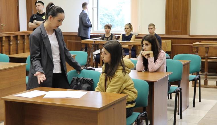 俄三姐妹联手杀父或无罪释放？新证据曝鬼父恋童*行暴**