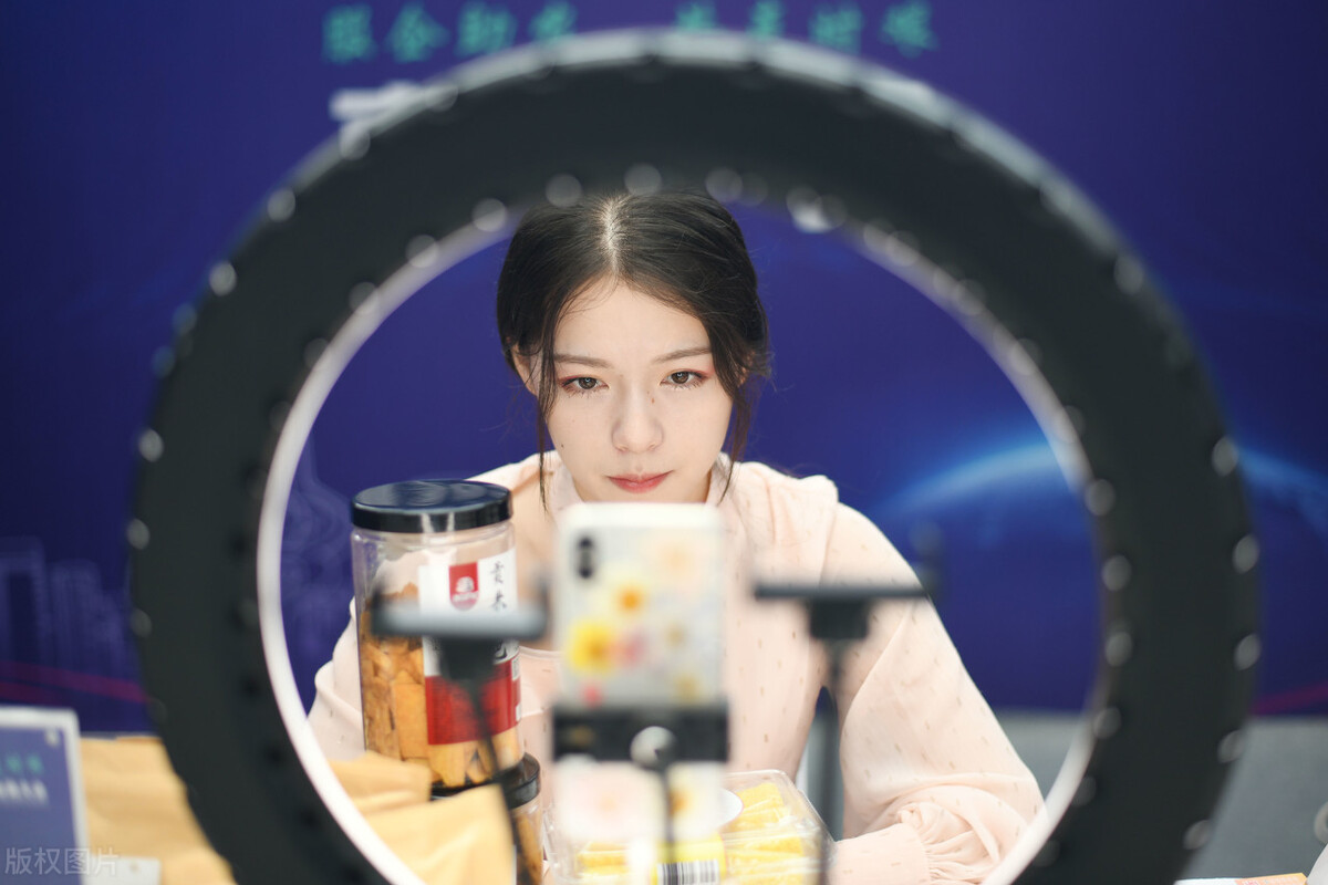 你还在看直播吗？那里简直就是*子骗**集中营