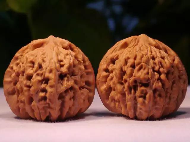 文玩核桃越盘越黑,盘文玩核桃的好处