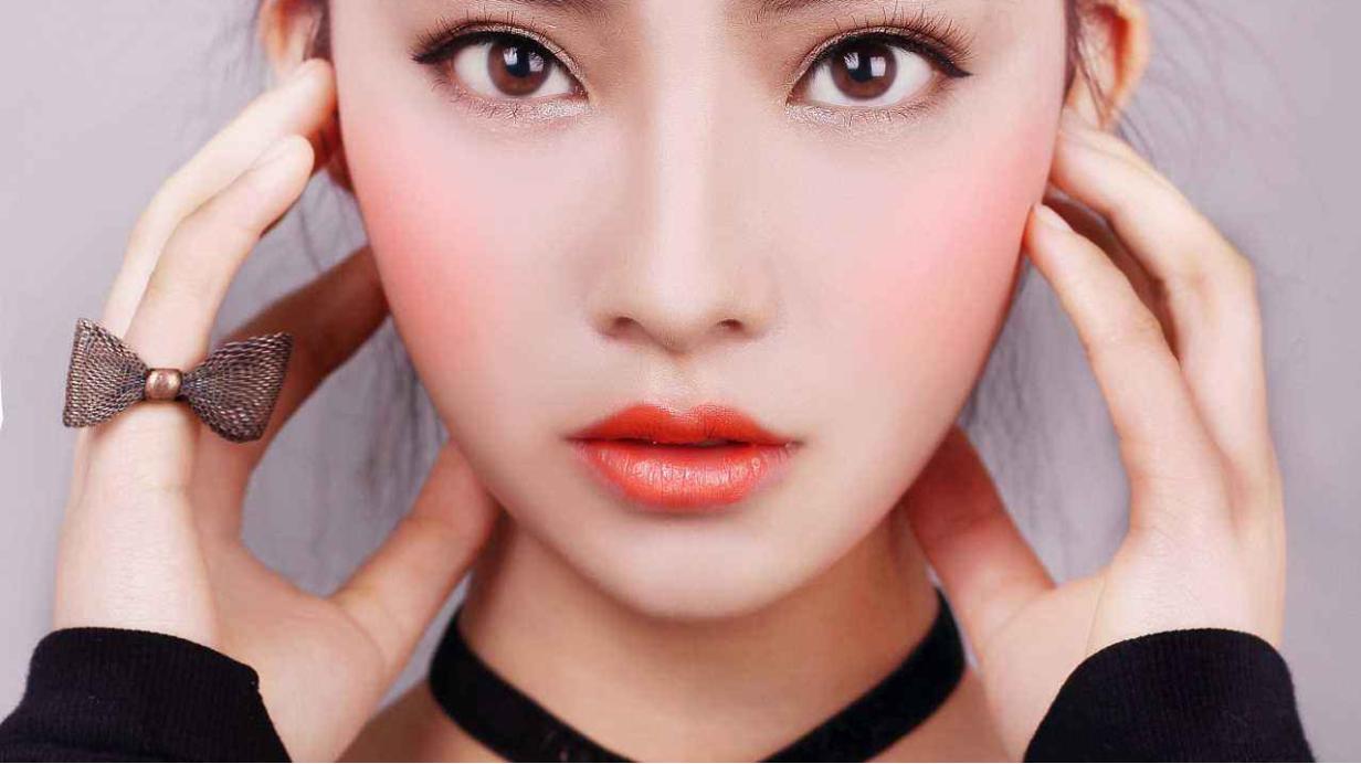 戴美瞳最简单的方法初学,自己戴美瞳视频教程