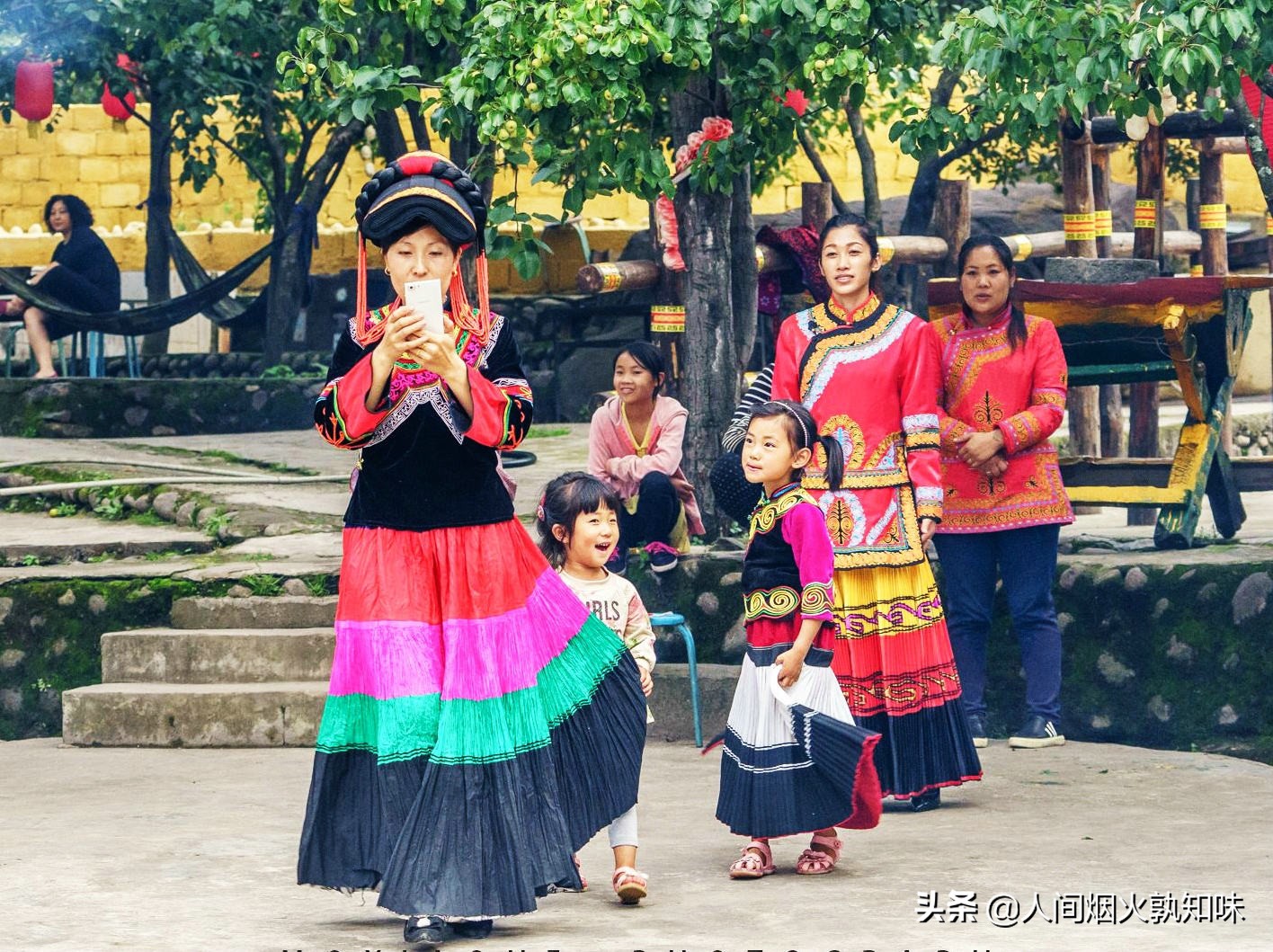 医生妙手回春为许多人解除了病痛,医生为广大人民义诊消除病痛