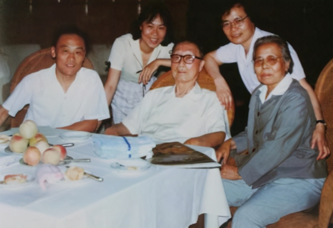 *荣臻聂**夫人张瑞华，为国40年没升职，独女成新中国第一位女中将