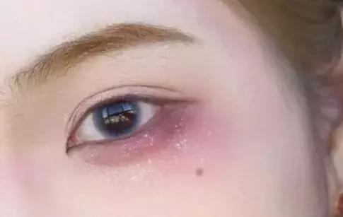 泫雅重腮红妆容,泫雅同款鬼马亮片妆