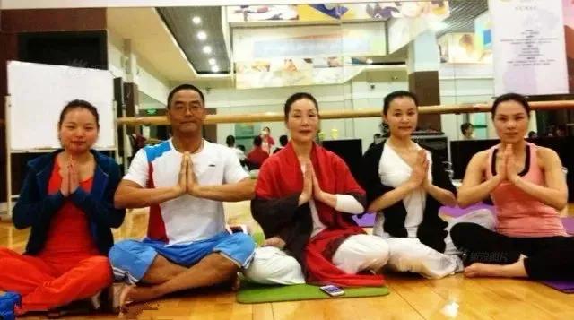 80高龄老头练瑜伽高难度动作,70多岁老大爷坚持练瑜伽