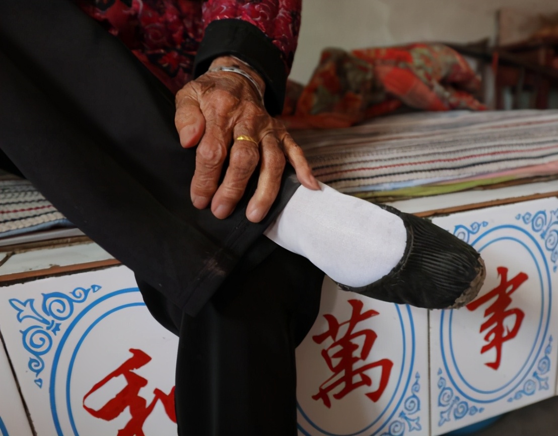 6岁为“美”被迫缠脚：三寸小脚走到百岁，看这位奶奶活成啥样子