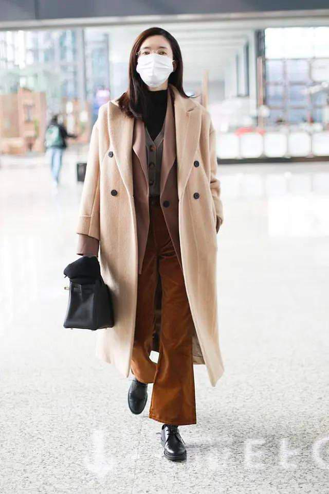 看何穗江疏影的穿搭,江疏影银色垫肩礼服