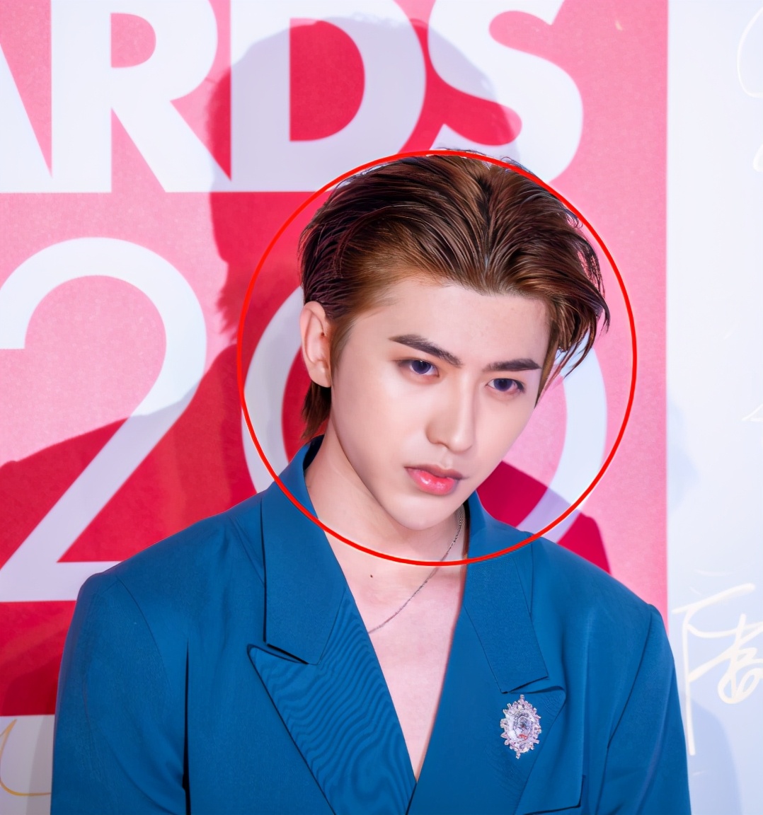 蔡徐坤受邀风尚大典,里衣失踪粉丝不淡定,生图神似男版芭比娃娃