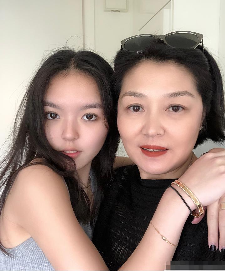 照片中的法图麦素颜出镜,法图麦晒照庆新年