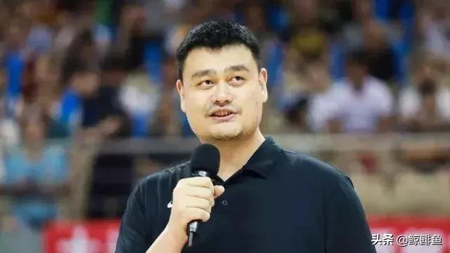 中国某足球记者为李楠打气，男篮赢球后却连发两条微博质疑姚明