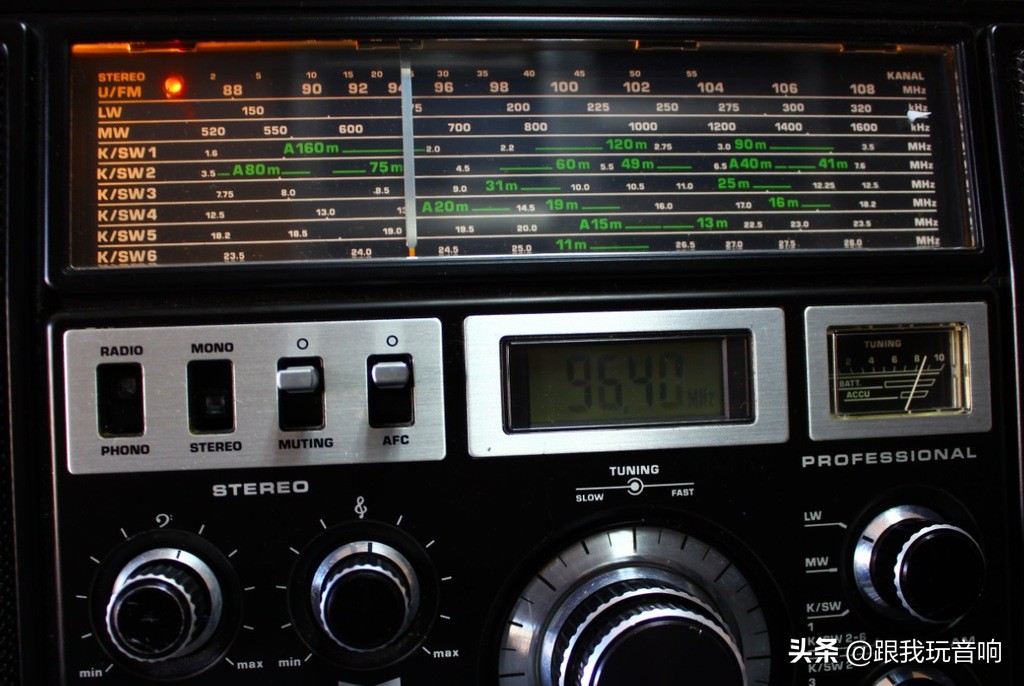 这是一款80年代根德公司推出的Satellit2400SL多波段便携式收音机