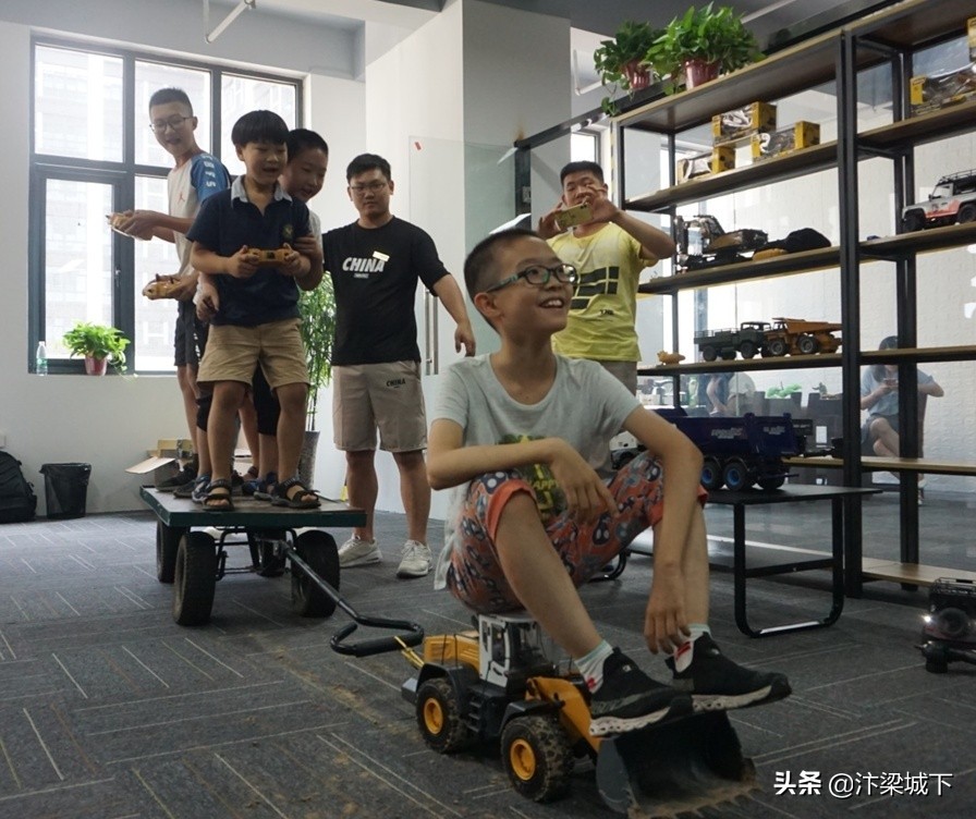 走进开封中关村智酷“亲子好嗨哟工程车乐园”感受科技创新魅力