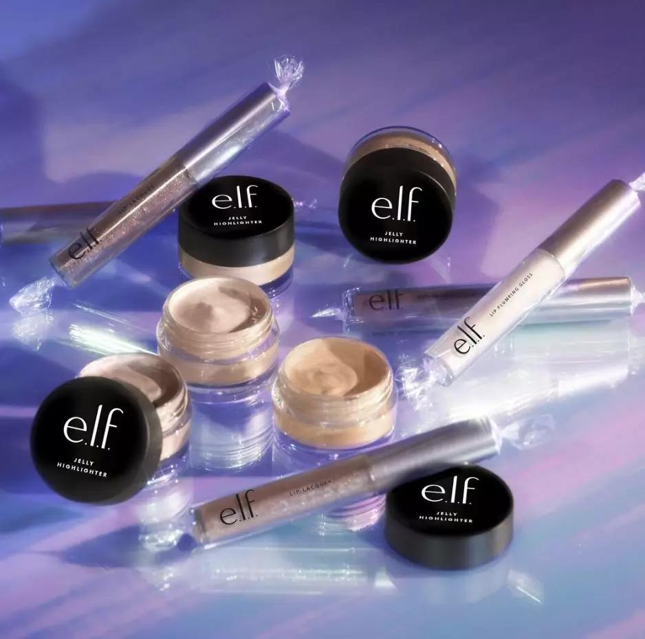 佟丽娅将任春晚主持，却被质疑稳输董卿？但在妆容上她确实赢了..