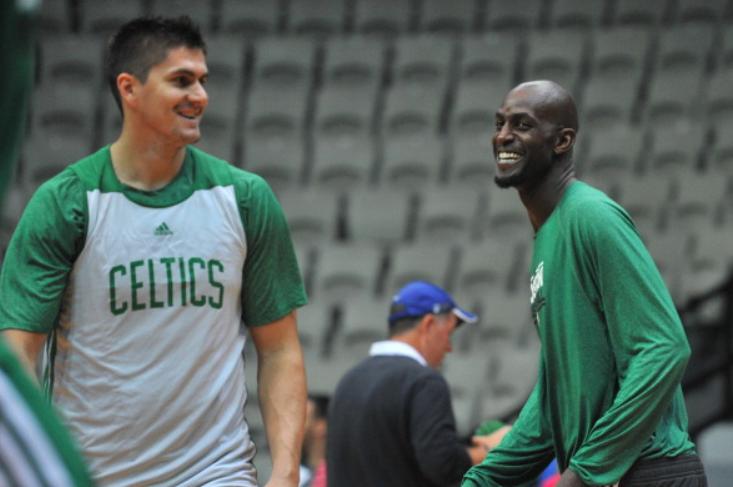 达科米利西奇隔扣安东尼,被安东尼过掉的后卫成为英超笑话