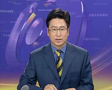 悲凉白岩松：8岁丧父，被自杀被骂拒天价死守央视，也有难言之隐