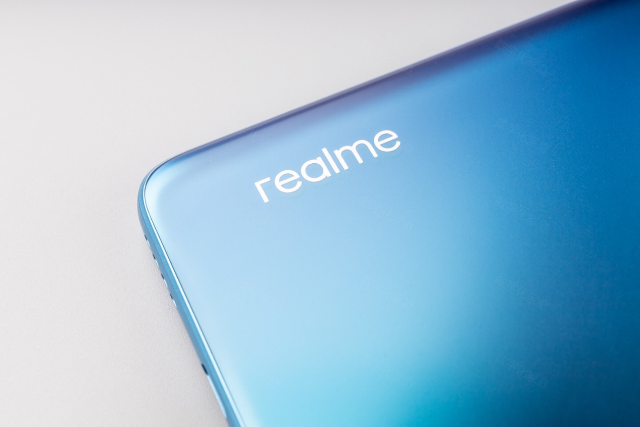 新出来的一加8t,一加8t是直屏还是曲面屏