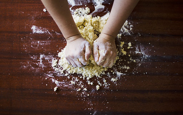 和面做到一半粘手怎样补救,和面一直粘手怎么办