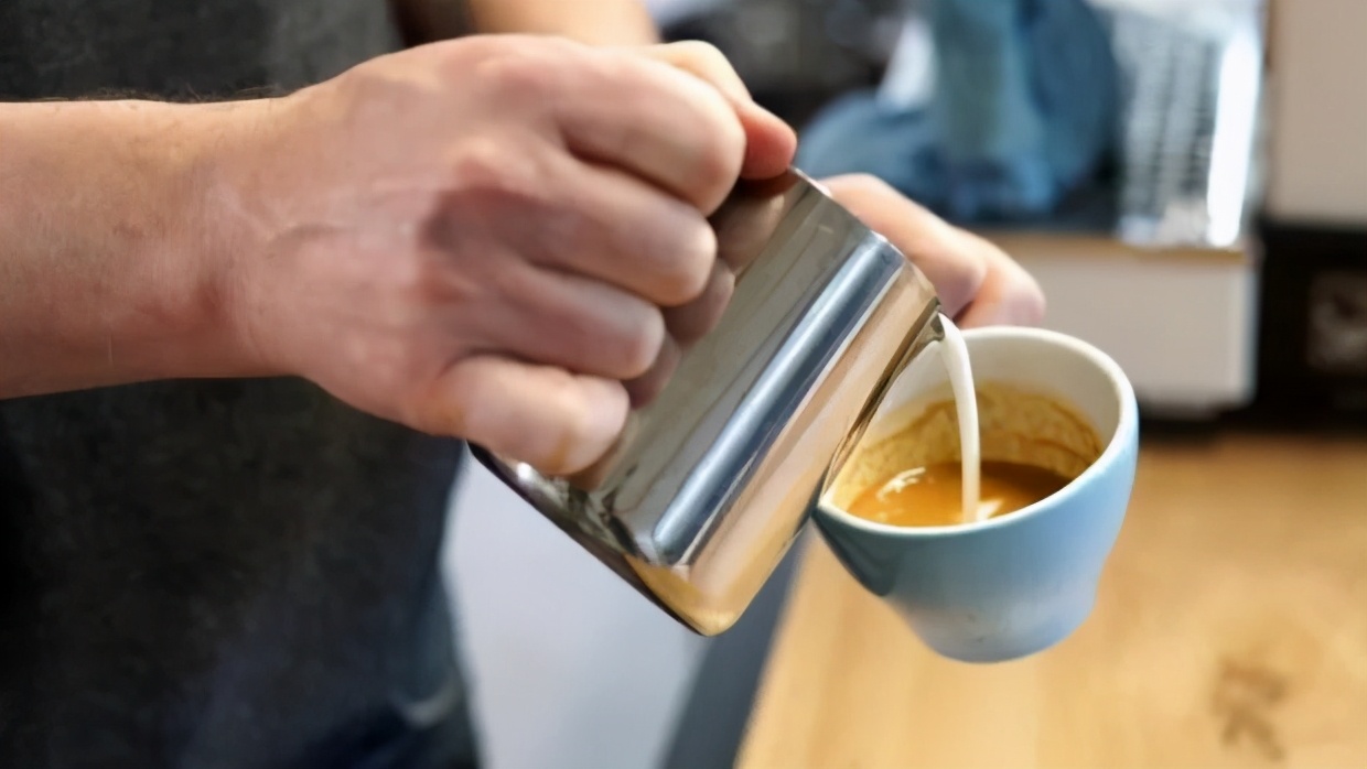 拿铁和馥芮白区别,拿铁和卡布奇诺馥芮白