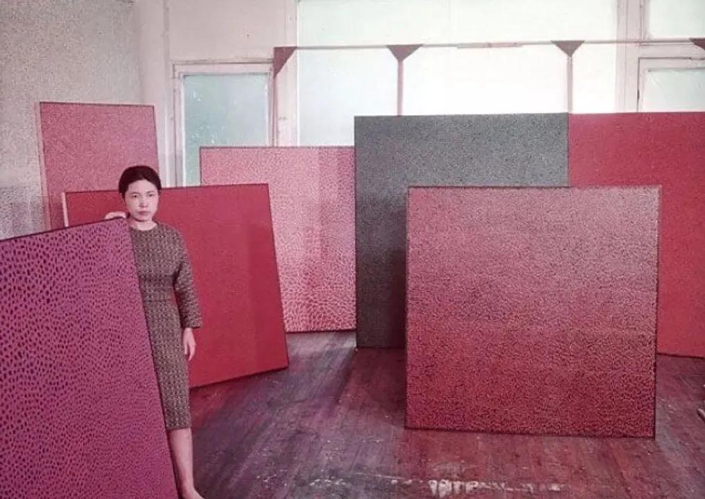 90岁女艺术家，身价几十亿，独居精神病院43年：艺术一半是情色，一半是幻想