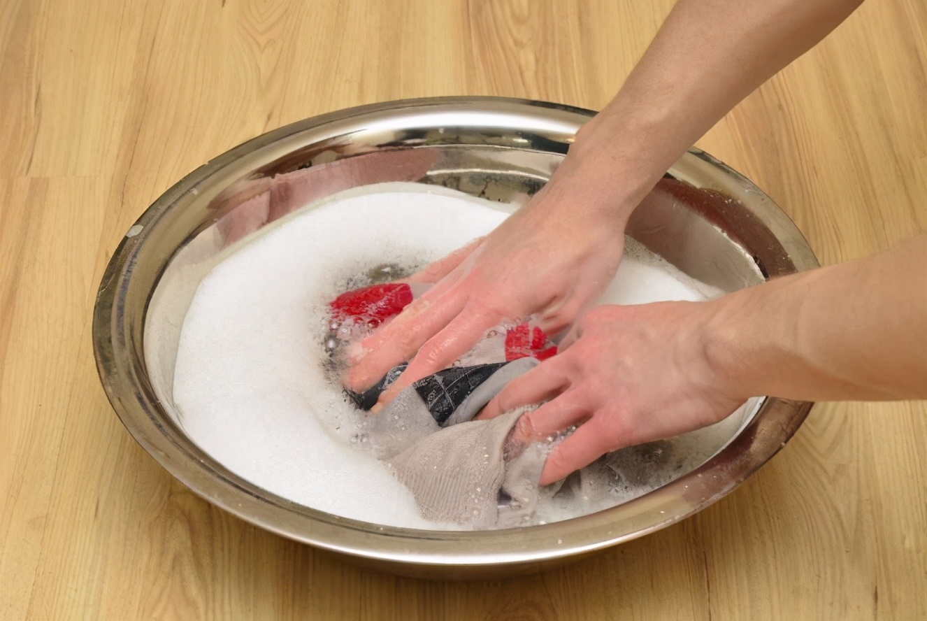 黑色衣服穿久了怎么恢复原色,黑色衣服久了发亮怎么清洗