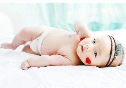 宝宝睡觉总是滚来滚去的怎么回事,宝宝睡觉总是乱动怎么解决