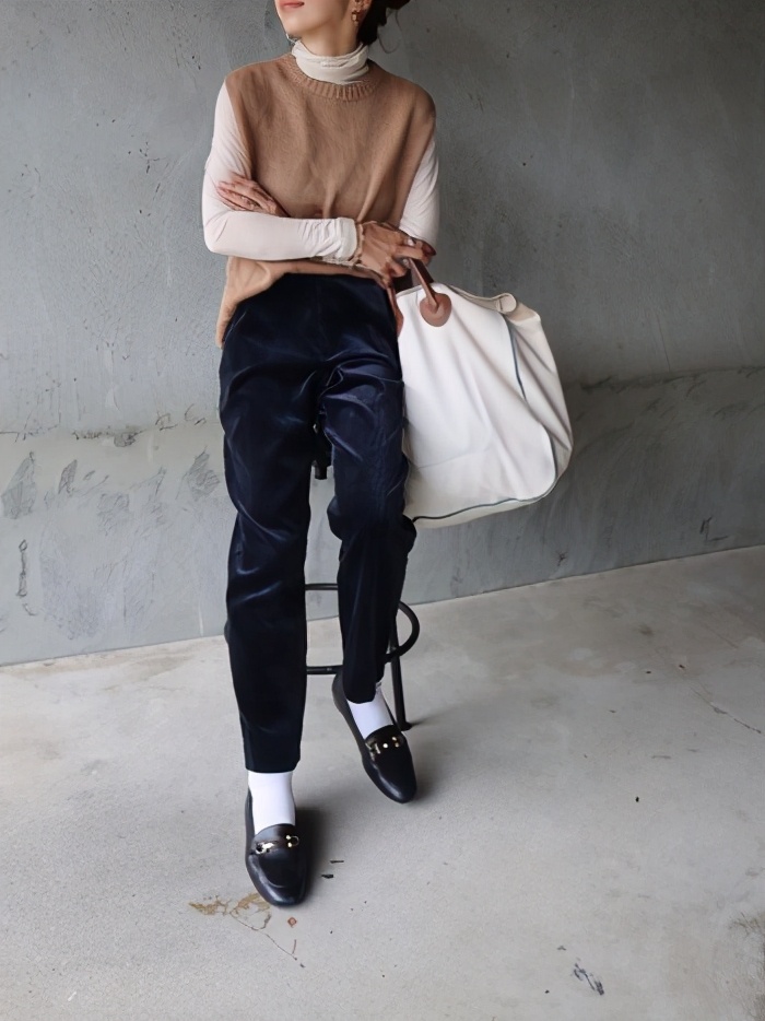 夏季灯芯绒裤的最佳搭配,穿搭复古潮的灯芯绒裤子也超百搭