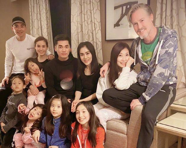 小泡芙第一次出席活动,小泡芙最新萌照曝光祖孙三代同框