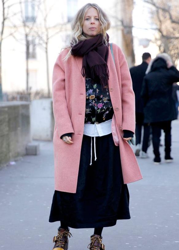 粉色羊毛中长款大衣搭配长裙图片,今年最火粉色大衣搭什么裤子