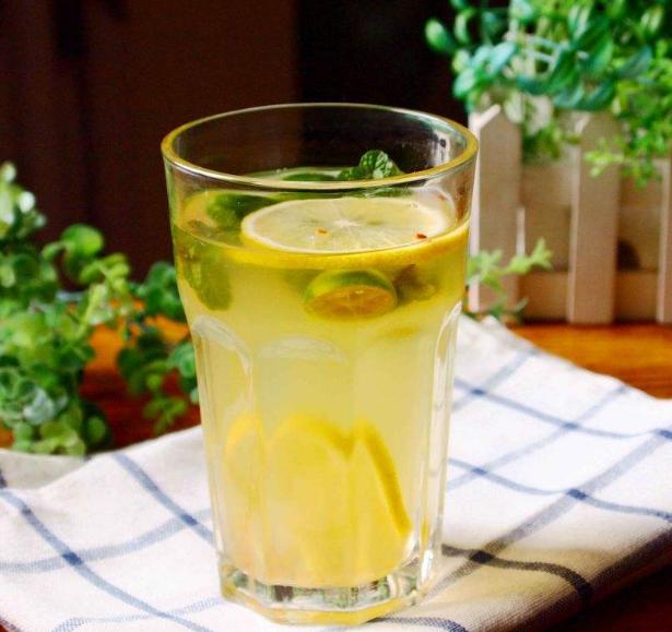 西餐厅的柠檬水是干嘛的 (西餐厅第一杯柠檬水是什么用的)