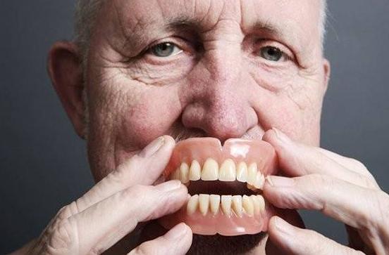 老人假牙最怕什么,最好最舒服的活动假牙