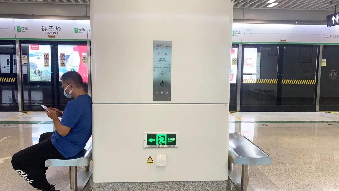 地铁的充电口可以给手机充电么,在地铁上手机没电了有地方充电吗