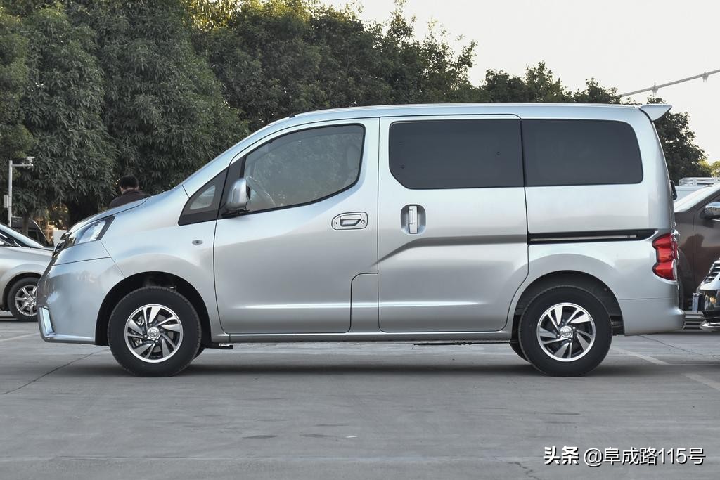 连纽约的出租车都选它！舒适、耐用，更能装的日产NV200终于到手了，让我们看看它到底有多实用！