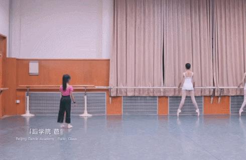 9岁女孩卖猪肉自学芭蕾舞,感动9岁女孩在猪肉店里跳芭蕾