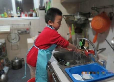 父母寒假赖床玩手机，7岁儿子做早饭，网友：这届父母真难带