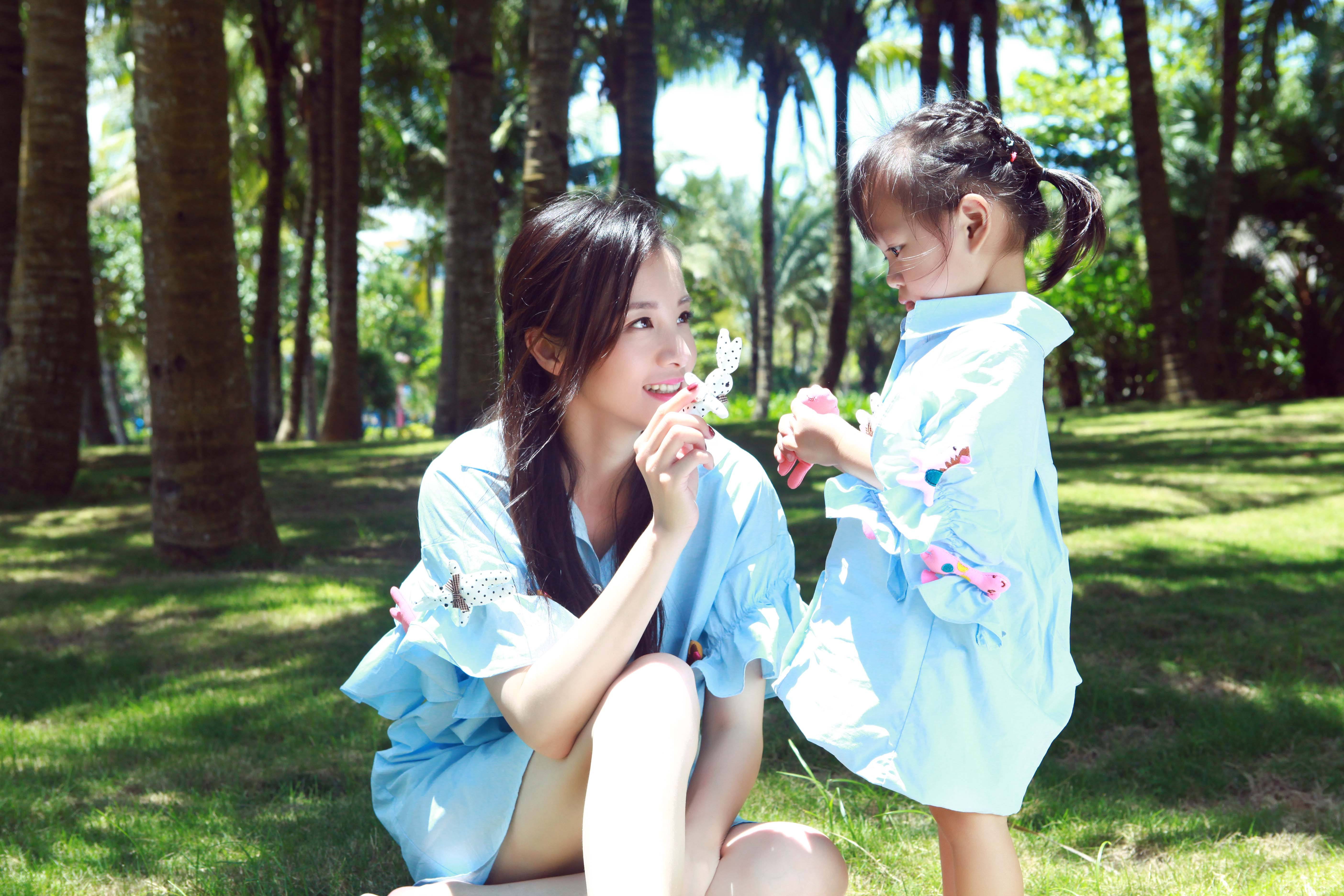 地铁上姐弟因坐姿走红,地铁上姐弟俩的坐姿惹争议