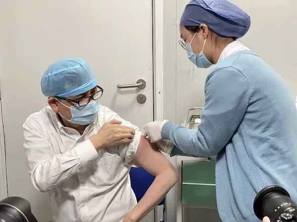 法卫生部长打新冠疫苗意外走红，盘点那些打过新冠疫苗的名人