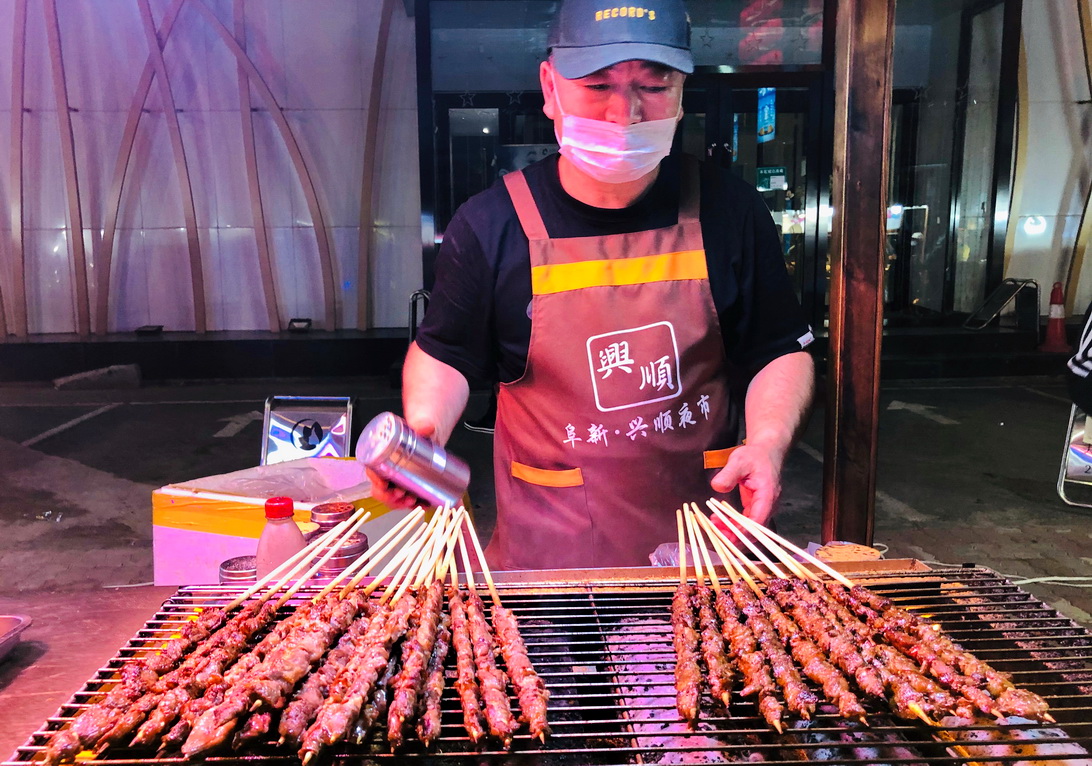 阜新夜市烤肉火爆：大串15元两，小串10元仨，也说说你那嘎达啥价