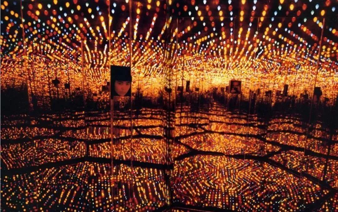 草间弥生：92岁的艺术怪婆婆，靠波点年入7亿，人生坎坷令人发指