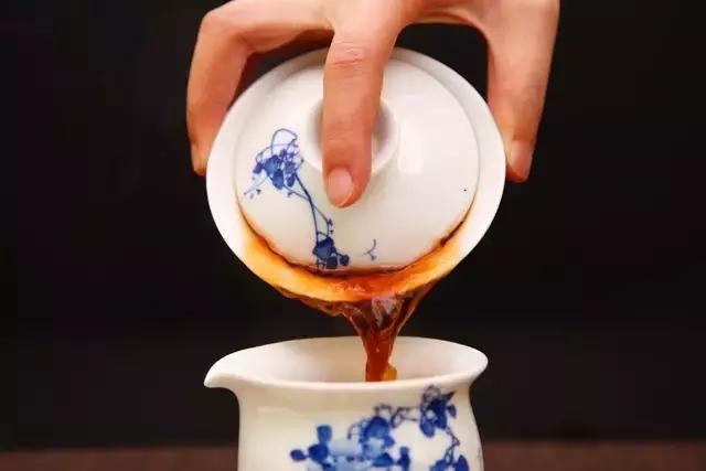 正确使用盖碗泡茶的方法,大盖碗泡茶怎么倒茶不烫手