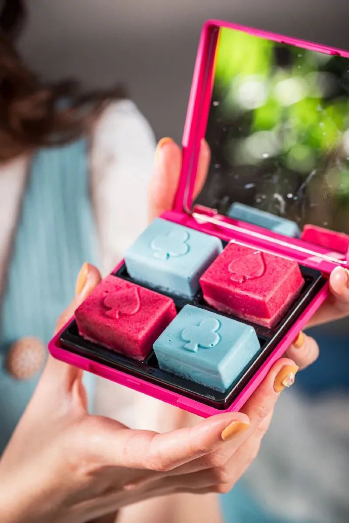 卡姿兰x必胜客的“下午茶”主题彩妆包装，梦回爱丽丝