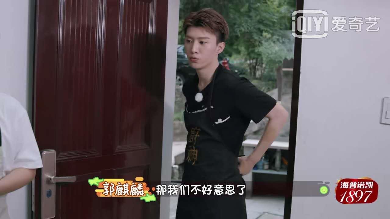 郭麒麟和范丞丞在邻居家送饺子,郭麒麟范丞丞人情世故名场面