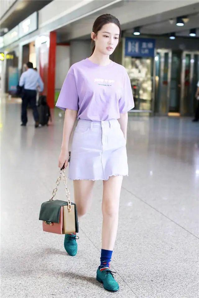 别再藏着掖着了!今年的“漏袜风”,带来一场袜子的pk盛宴