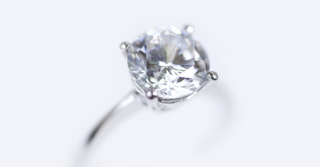 你还在高价购买培育钻石吗,培育钻石和天然钻石买哪个好