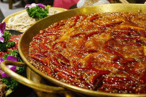 印度大爷徒手油锅炸薯条,印度大叔捕鱼完整视频