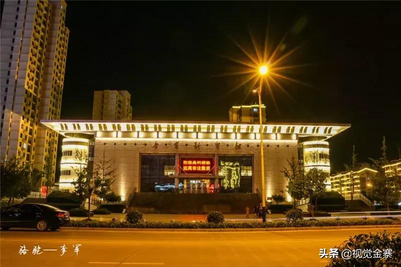 金寨城市夜晚霓虹灯璀璨,金寨山城夜景美景