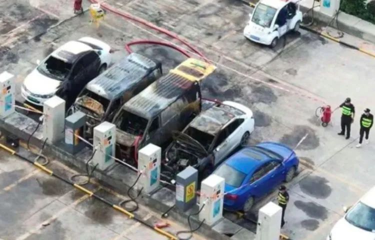比亚迪电车碰撞着火,电车撞车起火比亚迪