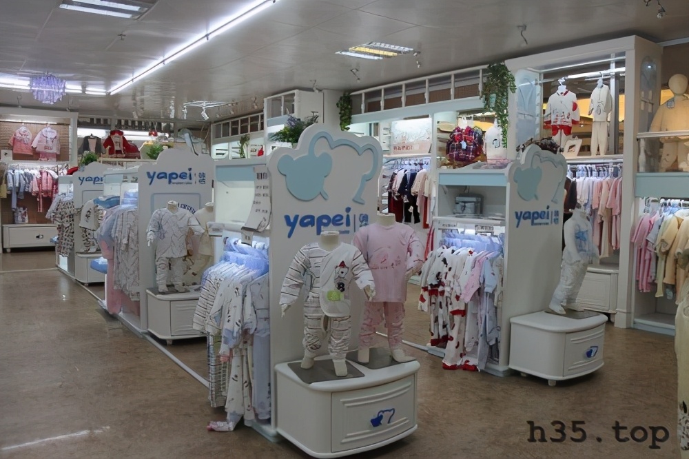 最新童装店双门头装修效果图,童装店怎么装修才有顾客