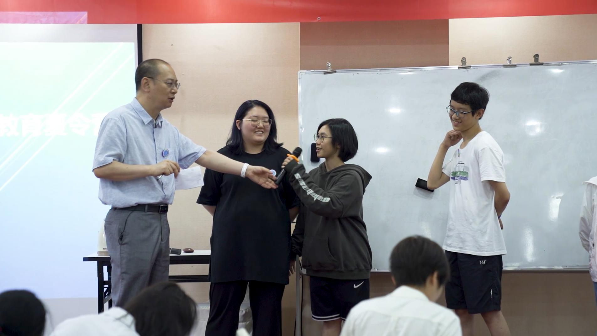 大学老师开性教育课堂，42个男女孩一起淡定讨论，家长都点赞