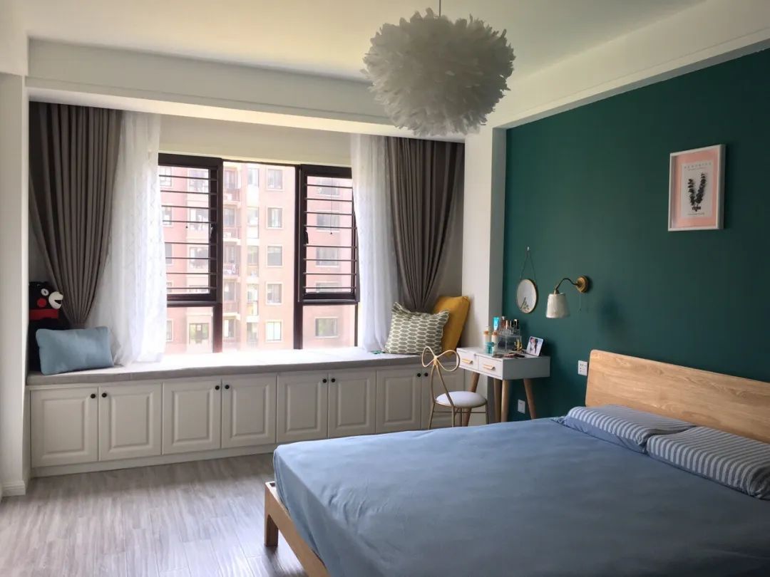 不顾后果砸掉飘窗,锤子砸下去瞬间,她们就后悔了