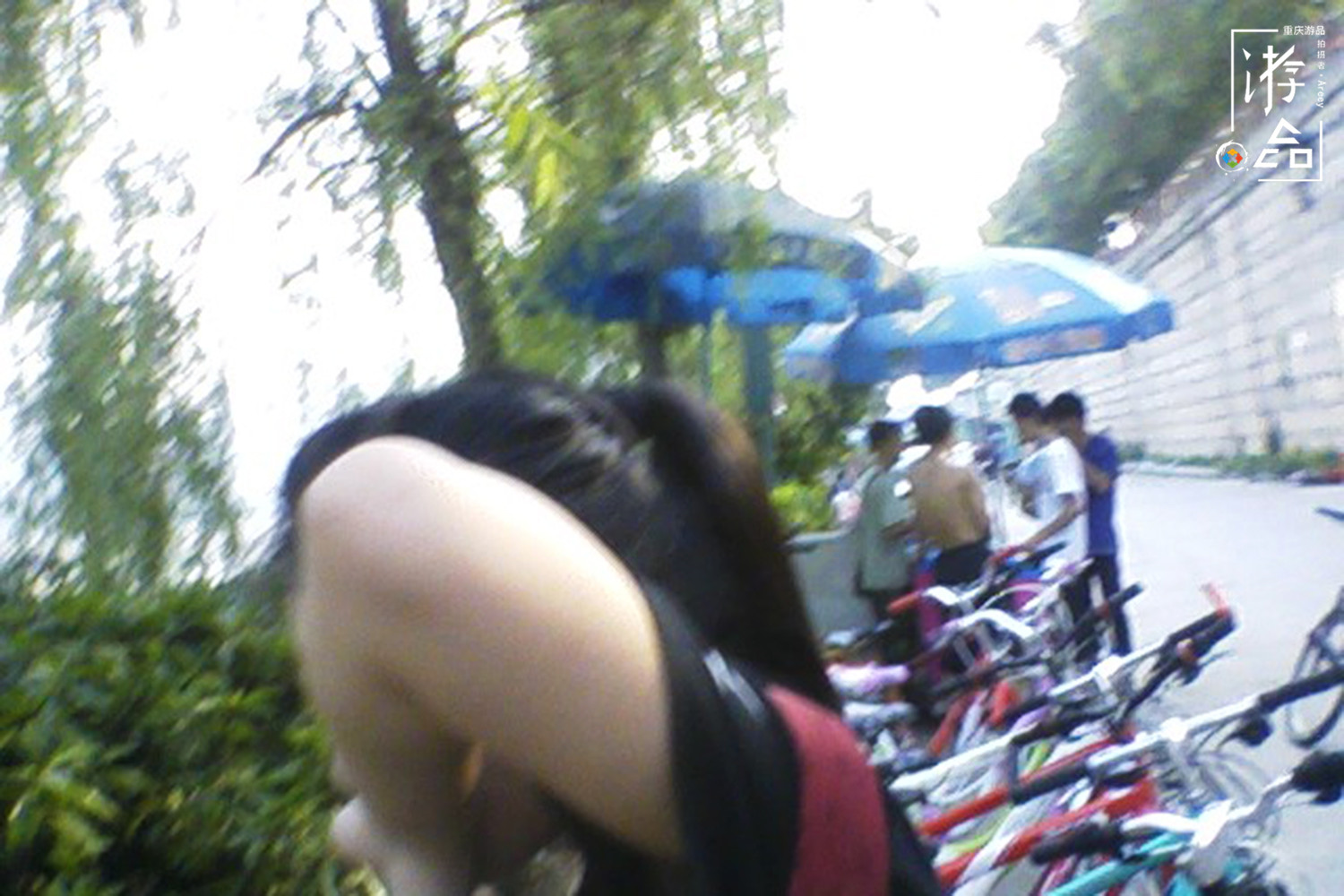 因为大街上看不见自行车，所以重庆人不会骑？你也太小看我们了吧