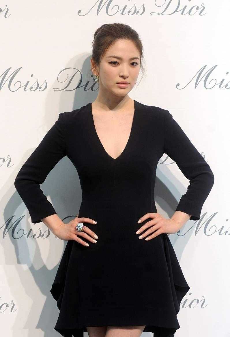 宋慧乔穿格子短裙显知性美,宋慧乔黑色连衣裙领奖